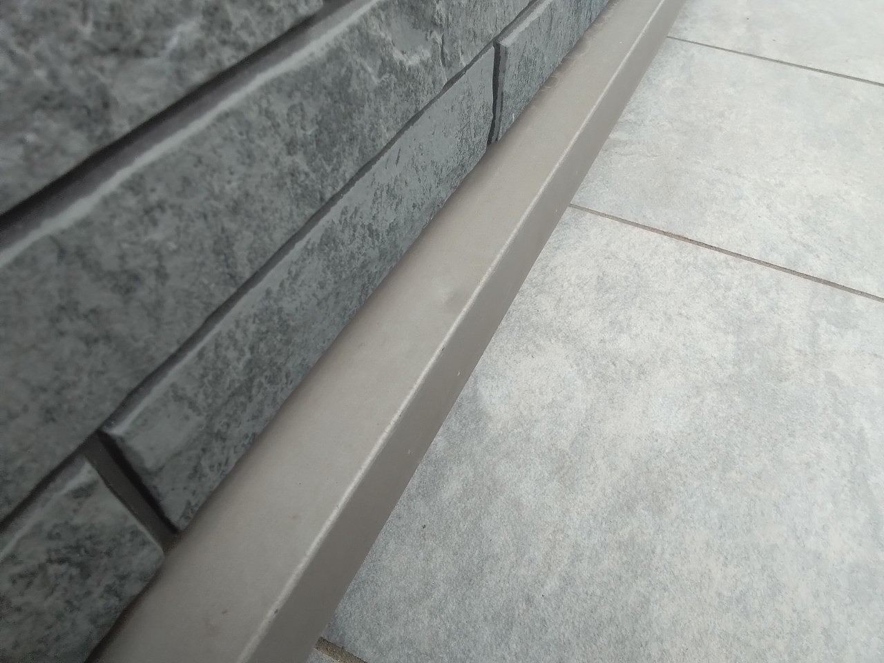 雹被害　土台水切り　へこみ